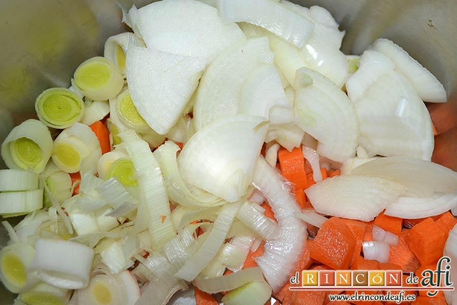 Panceta de cerdo cocida y tostada con puré de papas, añadir la cebolla cortada en juliana
