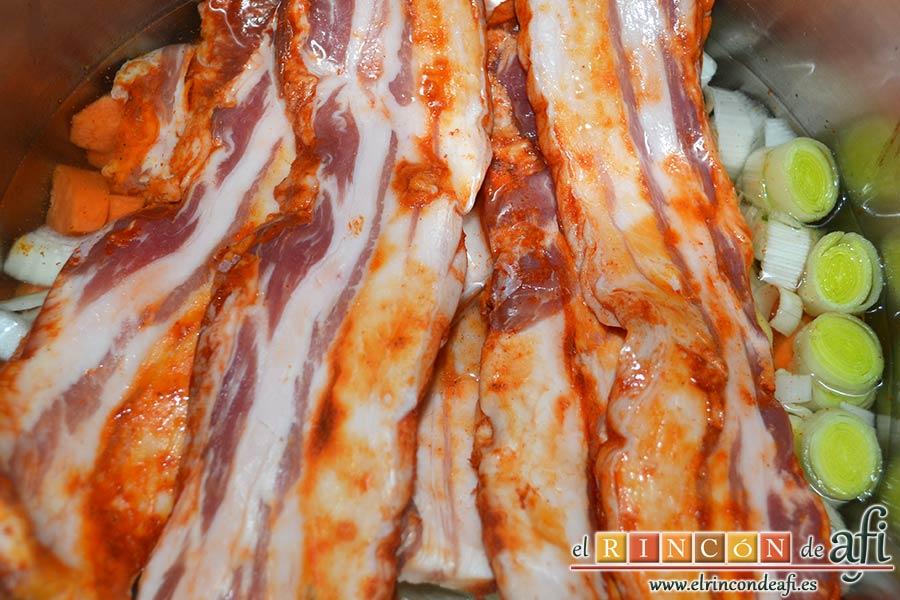 Panceta de cerdo cocida y tostada con puré de papas, añadir el vaso de agua y cerrar la olla para cocer