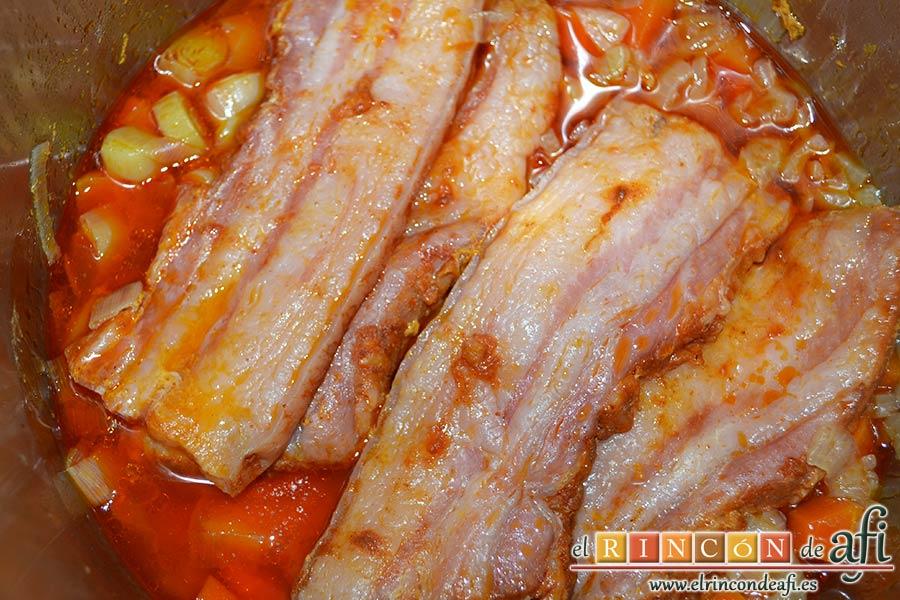 Panceta de cerdo cocida y tostada con puré de papas, pasado el tiempo de cocción, dejar enfriar y abrir