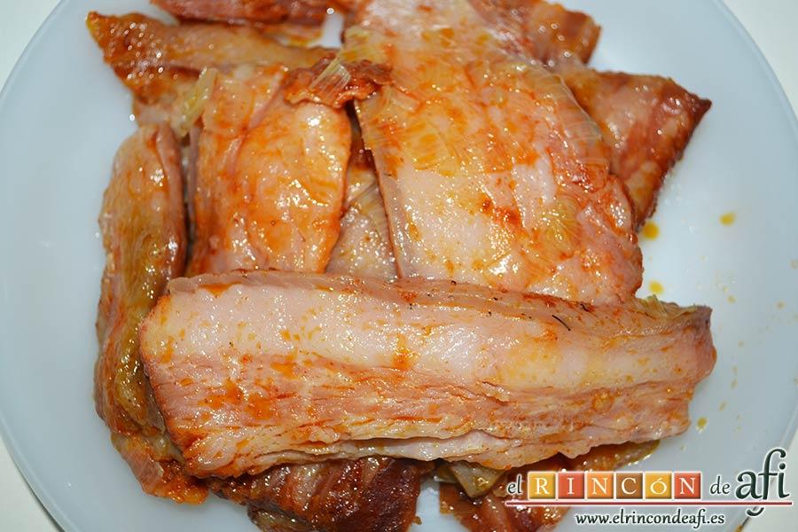 Panceta de cerdo cocida y tostada con puré de papas, retirar la panceta a un plato