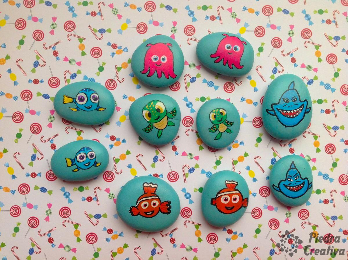 Personajes de dibujos en piedras pintadas