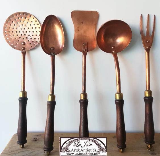 utensilios de cocina de cobre antiguos para decorar tu cocina en la josa shop Antique copper kitchenware to decorate your kitchen in La Josa Shop antiques and vintage decor