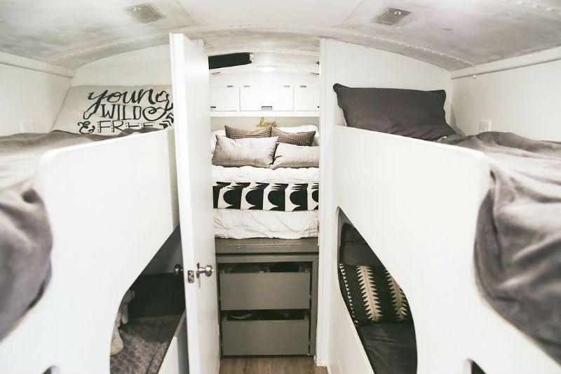 Un viejo autobus transformado en una mini casa