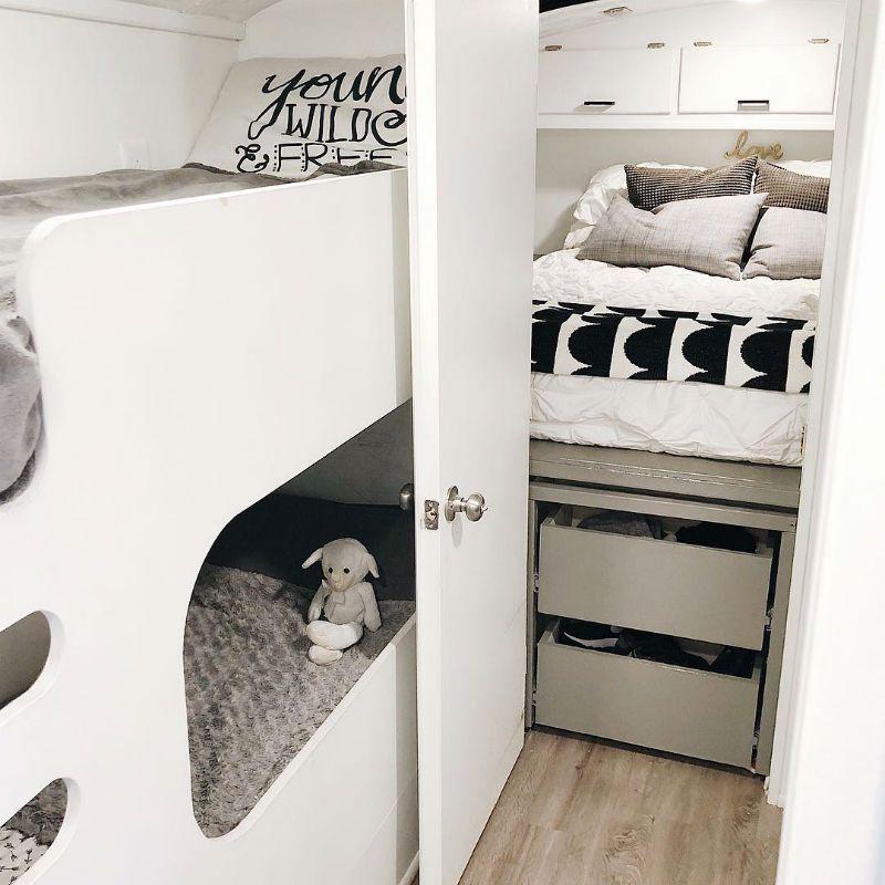 Un viejo autobus transformado en una mini casa