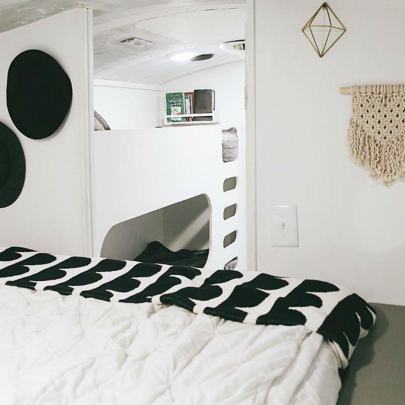 Un viejo autobus transformado en una mini casa