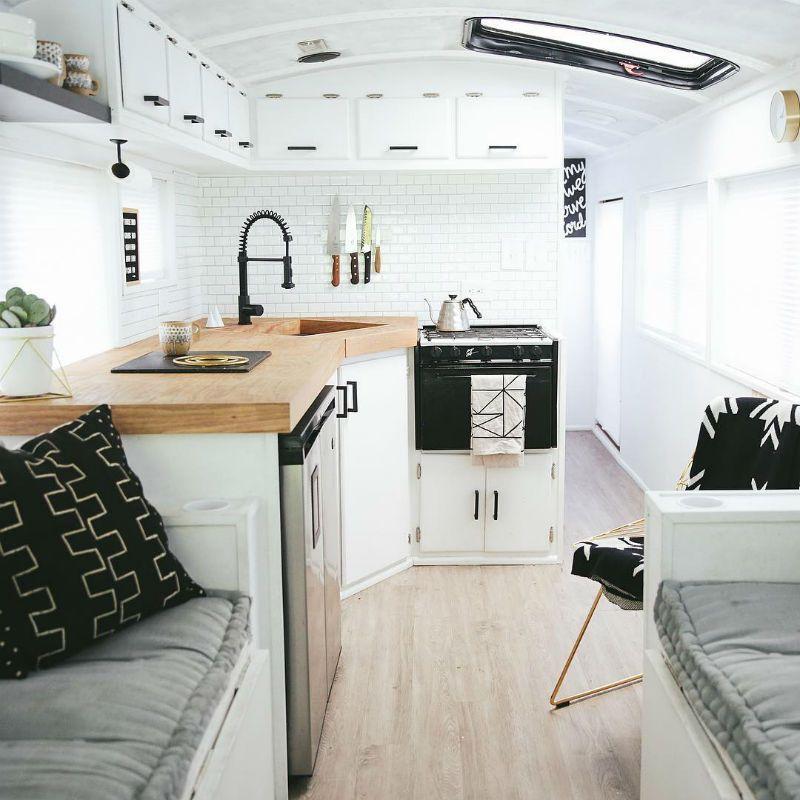 Un viejo autobus transformado en una mini casa