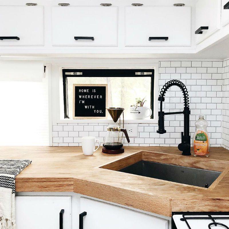 Un viejo autobus transformado en una mini casa