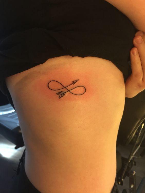 Tatuajes, Tatuadores y amantes de los tatuajes Tatuajes de infinitos con flechas Armas y objetos 