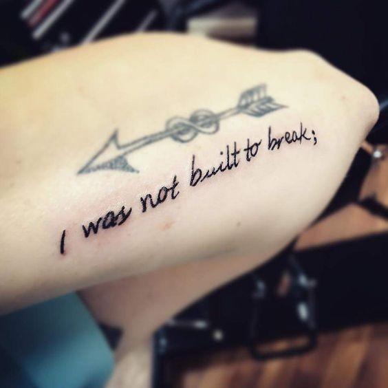 Tatuajes, Tatuadores y amantes de los tatuajes Tatuajes de infinitos con flechas Armas y objetos 