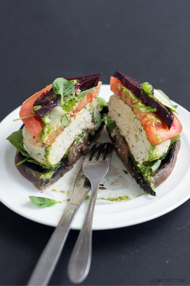 hamburguesa de pollo casera sobre champinon