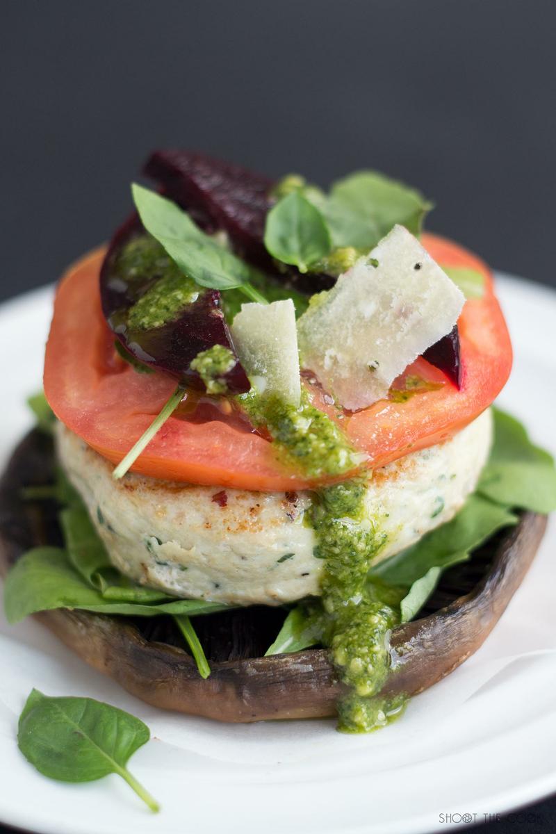 hamburguesa de pollo casera sobre champinon