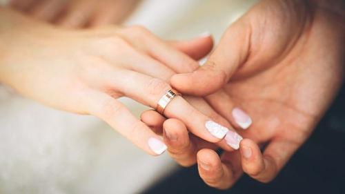 Alianza de boda en mano derecha