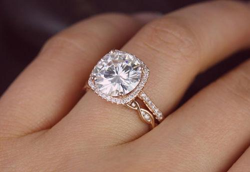 Alianza de boda y compromiso