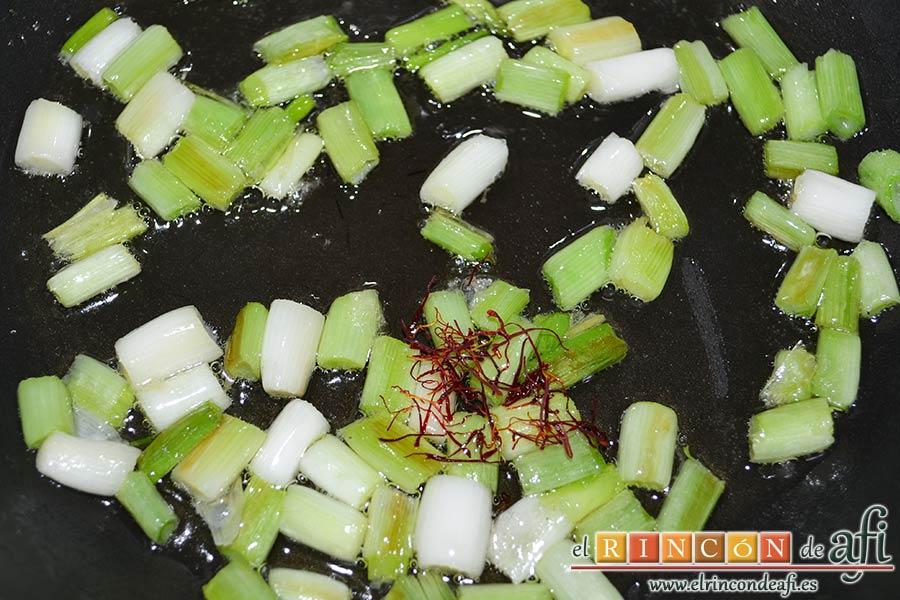 Bacalao a la calesera, añadir el azafrán