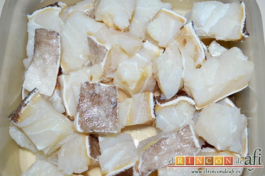 Bacalao a la calesera, escurrir el bacalao y cortarlo en trozos de bocado