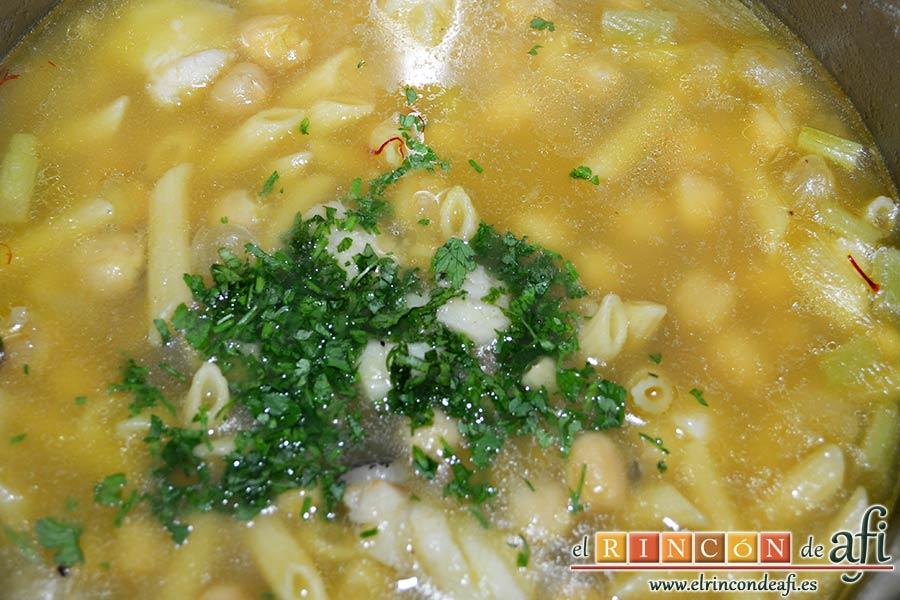 Bacalao a la calesera, picar el perejil y añadirlo a la olla