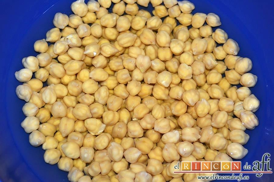 Bacalao a la calesera, la noche anterior poner los garbanzos en remojo con agua caliente