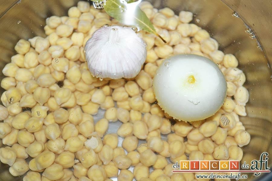 Bacalao a la calesera, cubrimos con agua (al menos cuatro dedos) los garbanzos