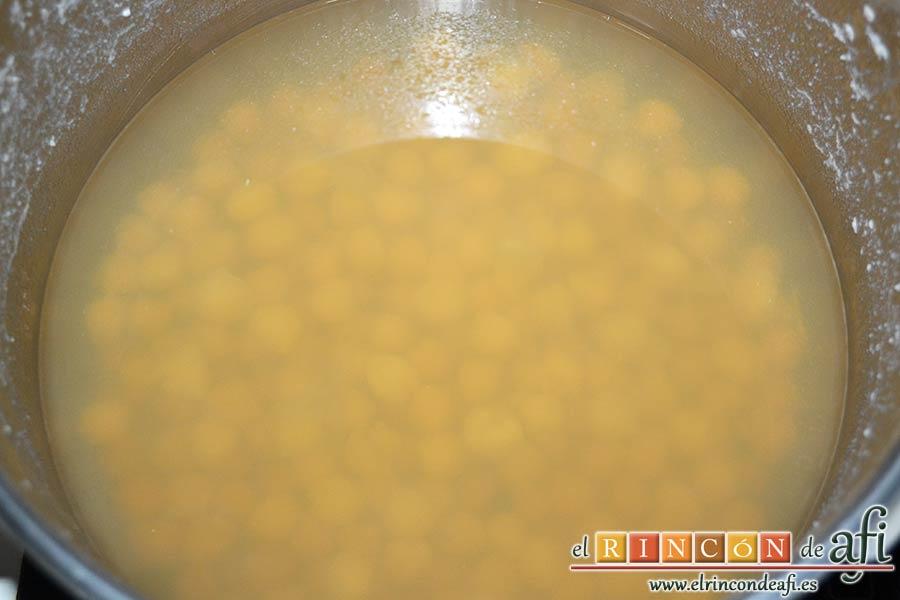 Bacalao a la calesera, una vez hechos los garbanzos, retirar el laurel, los ajos y la cebolla