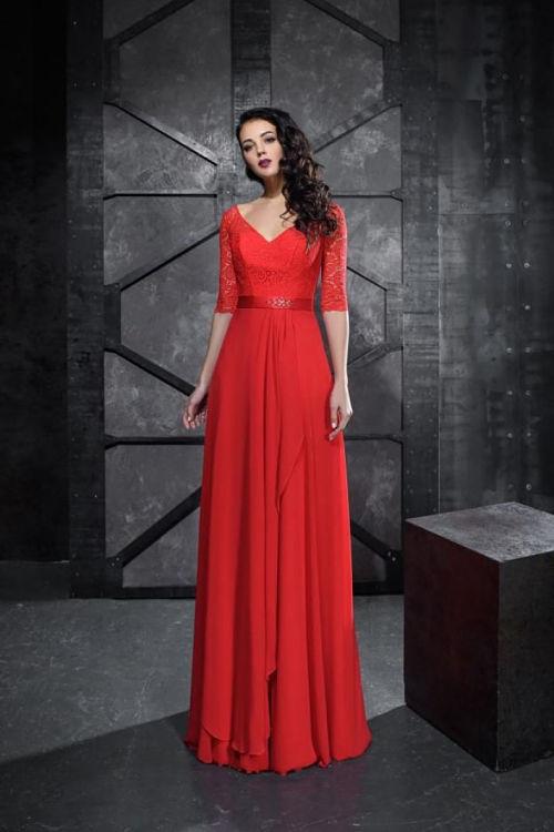 Madre novia con vestido rojo