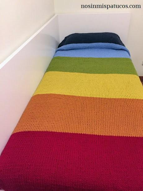 manta arcoiris tejida con dos agujas.