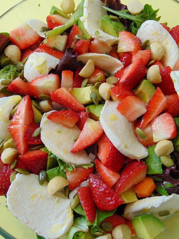 ensalada con fresas y nueces y aguacate| recetas de ensaladas con frutas y frutos secos