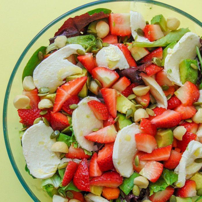 Ensalada de fresas y nueces de macadamia