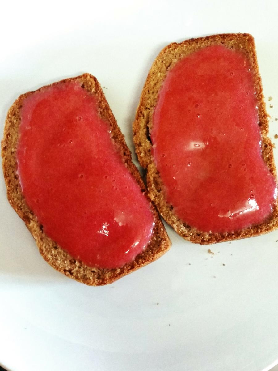 tostadas de trigo sarraceno y arroz con crema vegana de fresas