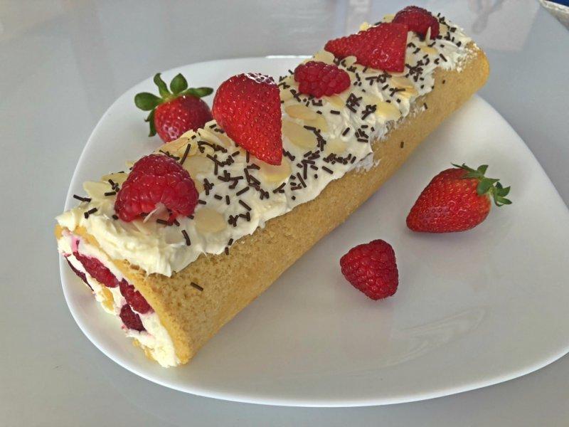 brazo de gitano con frutos rojos y crema queso