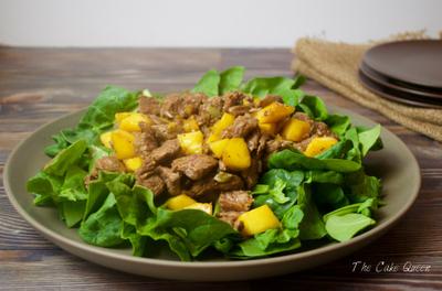 Ternera salteada con espinacas y mango