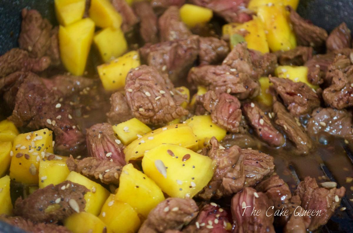Ternera salteada con espinacas y mango