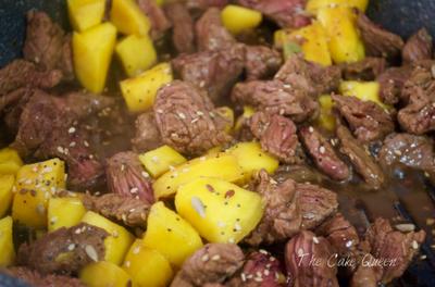 Ternera salteada con espinacas y mango