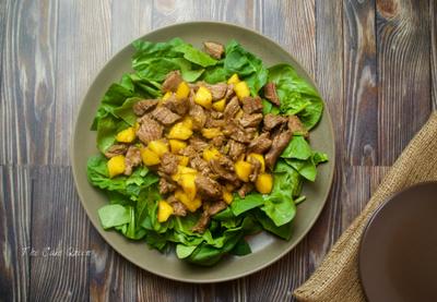 Ternera salteada con espinacas y mango