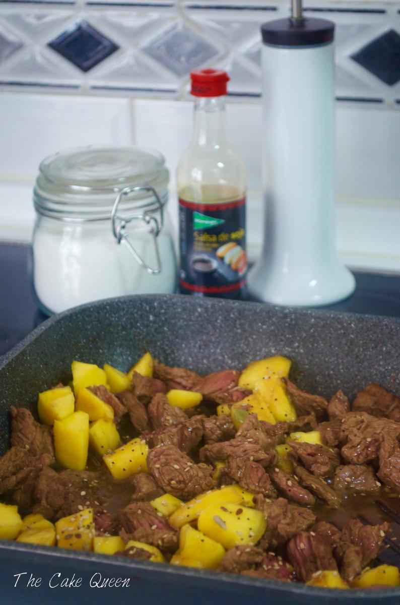 Ternera salteada con espinacas y mango