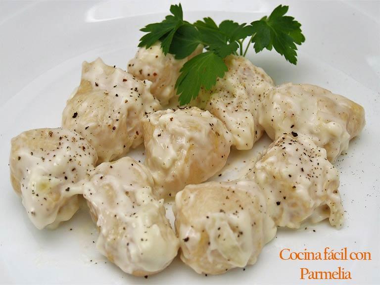 Pollo en salsa de queso. Receta fácil y rápida