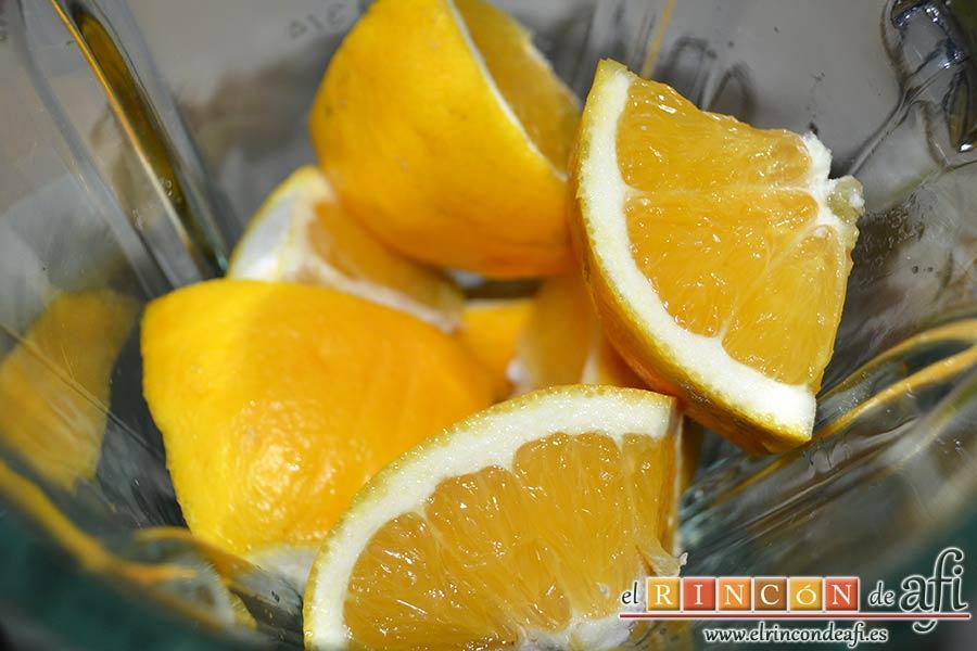 Buñuelos de naranja, lavar muy bien la naranja, secarla, trocearla y ponerla con piel en un vaso americano