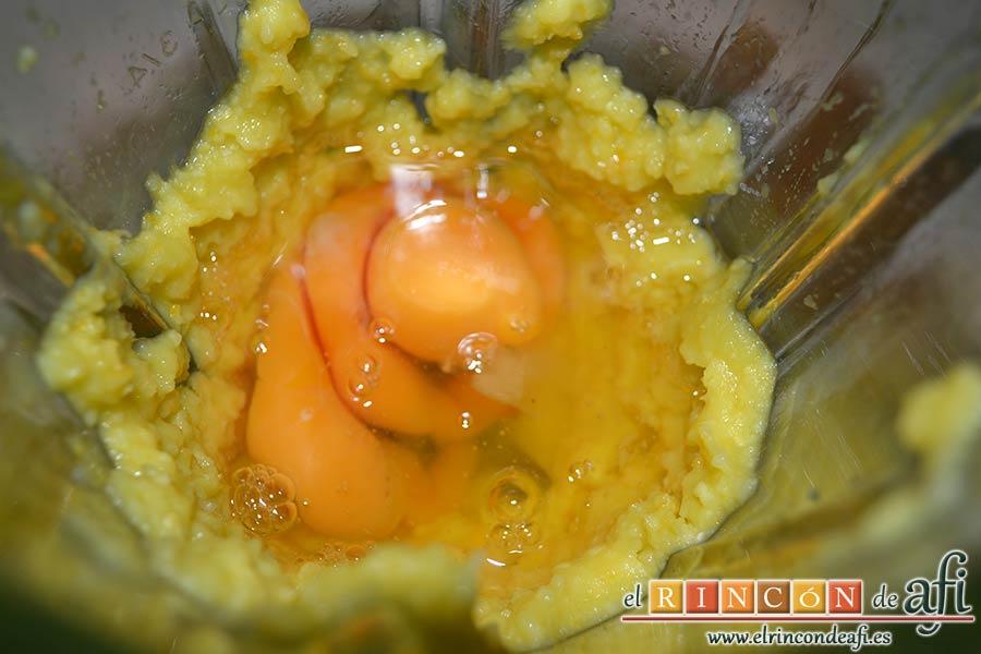 Buñuelos de naranja, añadir los huevos