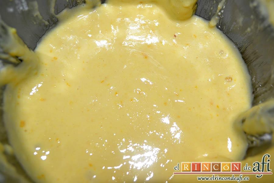 Buñuelos de naranja, añadir la harina y la levadura tamizada y seguir triturando