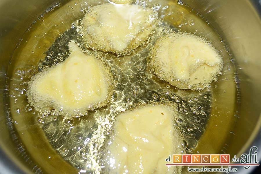 Buñuelos de naranja, calentar aceite de girasol e ir friendo porciones de la masa