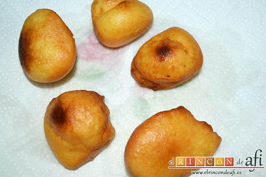 Buñuelos de naranja, escurrir de aceite sobre papel absorbente