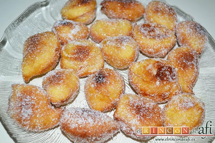 Buñuelos de naranja, espolvorear con azúcar blanquilla