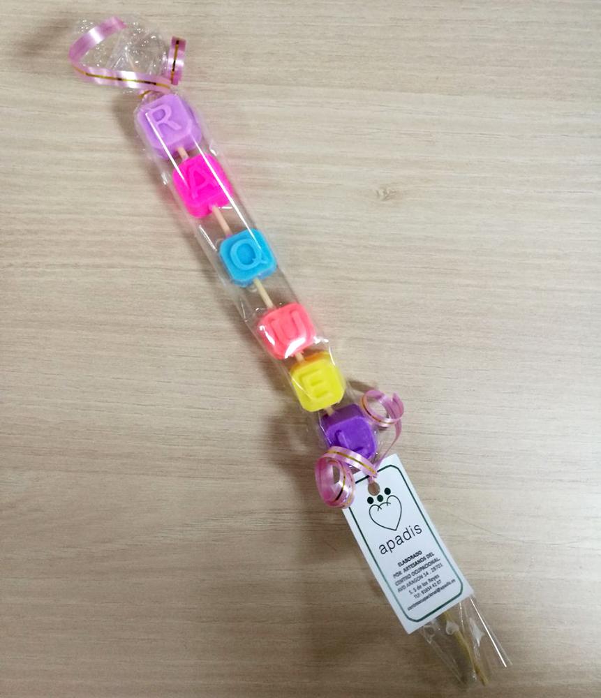 Regalo de mi nombre escrito con pastillas de jabon de colores pinchadas en un palo
