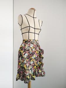 minifalda_cruzada_con_volantes_y_flores