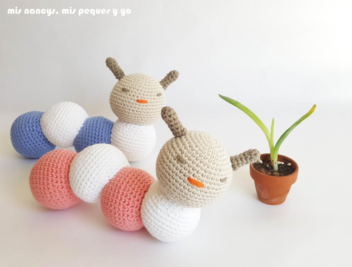 mis nancys, mis peques y yo, pareja de gusanitos amigurumis, con patron gratis de mispequicosas, gusano colorin