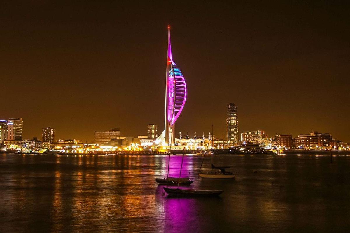 Spinnaker Tower iluminada