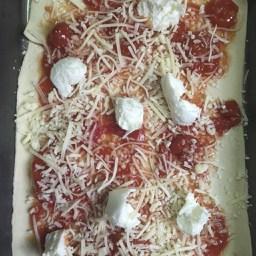 Pizza casera lista para meter al horno. No exageres en los ingredientes.