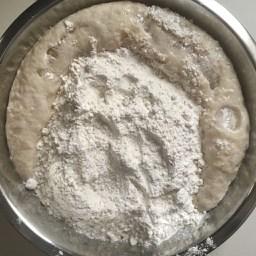 Receta de pizza casera: así se ve la levadura cuando le estás poniendo la harina