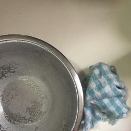 Prepara un bowl y un trapo húmedo limpio para la masa de tu pizza casera