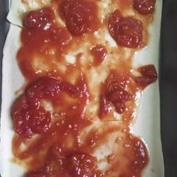 Esparse la salsa para tu pizza casera con el dorso de una cuchara. ¡Es más fácil!