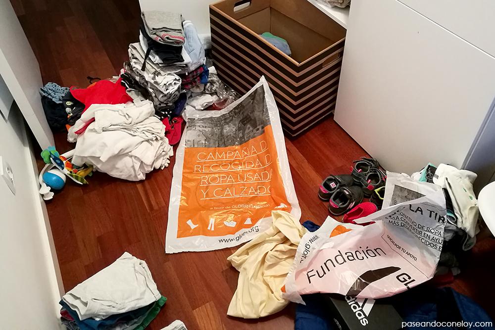 ropa desordenada por el suelo